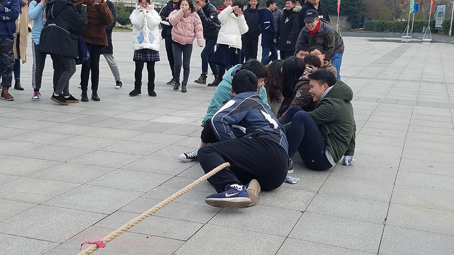 2018j9九游会官网真人游戏第一品牌游戏学校拔河比赛——凝心聚力团结拼搏(图10)